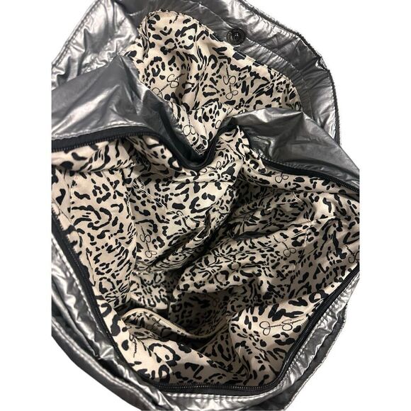 Beautiful Jessica Simpson Womens Portia Metallic Purse Tote Handbags Large grey - Picture 8 of 16